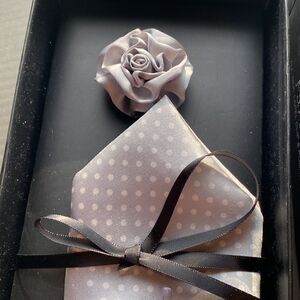 JoS A Bank grey white silk lapel pin and polka dot pocket square ne…